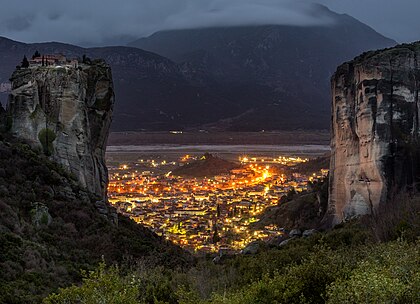 Panorama noturno da cidade de Kalabáka vista de Metéora. Kalabáka é uma cidade e sede do município de Metéora na unidade regional de Trícala, parte da Tessália, na Grécia. Os mosteiros de Metéora estão localizados perto da cidade. Kalabáka é o terminal noroeste da antiga Ferrovia da Tessália, agora parte da Organização Ferroviária Helênica. (definição 4 760 × 3 444)