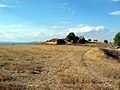 Rastrojos en Mas del Olmo, Ademuz (Valencia), con detalle de corrales y descubiertos al fondo.