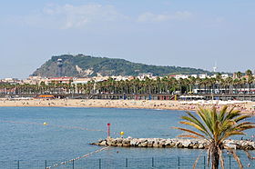 Vue de la montagne de Montjuïc depuis le port olympique de Barcelone.