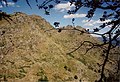 Le sentier passe par des rochers.