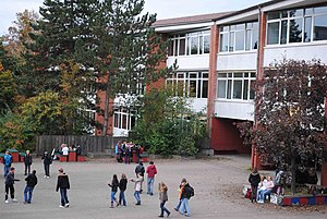 Der Schulhof im Herbst.