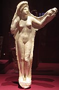 Abguss der Vorderseite einer Statuette der Göttin Aphrodite mit einem Apfel in der Hand