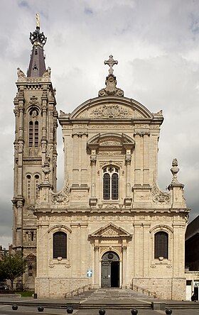 La façade et le clocher de l'édifice.