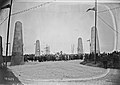 Le défilé organisé autour des cinq "menhirs" installés pour l'occasion lors du festival interceltique de 1927 organisé dans le Bois de pins à Riec-sur-Bélon (photographie Agence Rol).