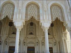 L'entrée de la mosquée ornée d'arcades finement sculptées.