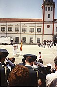 Gardas civís saudando á Bandeira durante unha xura.