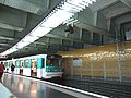 Station der Linie 2 mit Zug der Baureihe MF 67, im Hintergrund der stillgelegte Betriebsbahnsteig, 2006