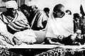 מהטמה גנדי, המוכר כאבי האומה ההודית, יחד עם ג'ווהרלל נהרו, ראש הממשלה הראשון של הודו לעתיד