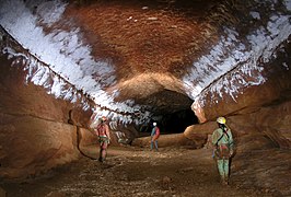 Marche dans une galerie du réseau 4 de la grotte de Saint Marcel, Bidon, Ardèche, France.