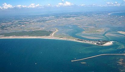 Vue aérienne des traicts du Croisic, entre la pointe de Pen-Bron et la jetée du Tréhic. Le phare du Tréhic est visible à l'extrémité de la jetée.