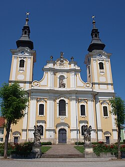 The namesake Catholic Pfarrkirche church, Hl. Veit.