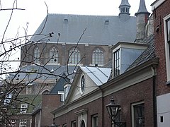 La iglesia desde la calle lateral