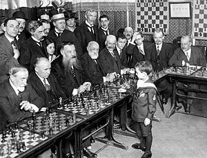 שמואל רשבסקי בן השמונה, לימים רב אמן במשחק השחמט, מנצח מספר יריבים במשחק סימולטני שנערך בצרפת בשנת 1920.