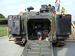 Vue de la rampe du compartiment arrière d'un CV9030CH suisse.