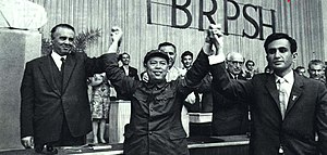 1967년 7월 알바니아 노동당 중앙위원회에서 찍은 사진(가운데)[1]