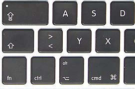 Las teclas modificadoras en el lado izquierdo de un teclado MacBook Air de 13 pulgadas de mediados de 2012 con diseño QWERTZ