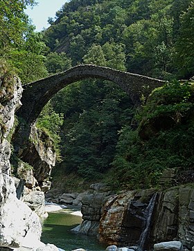 Le pont romain vu du dessous.