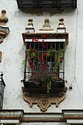 Fenêtre avec grille de la Cerveceria Giralda à Séville (Andalousie), Espagne.