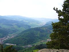 Vue sur la sortie du village de Lièpvre et au loin les villages de Sainte Croix-aux-Mines et Sainte Marie-aux-Mines.