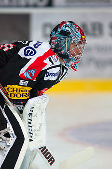 Le hockeyeur français Cristobal Huet, gardien de but de l'équipe suisse de Fribourg-Gottéron. (définition réelle 3 056 × 4 592)