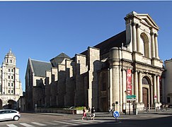 Vue d'ensemble de l'église Saint-Étienne.