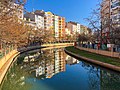 Il fiume costeggia una zona piena di locali, tra i quali pub, ristoranti, negozi, e caffè con narghilè.