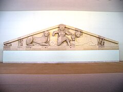 Fronton du temple d'Artémis à Corfou, centré sur une Gorgone entourée de deux félins, v. 590-580 av. J.-C. Musée archéologique de Corfou.