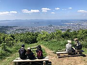 山頂から三河湾を望む