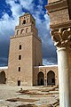 Vue des faces sud et est du minaret depuis le portique oriental de la cour.