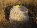 Hito de piedra en el camino francés señalando el reencuentro con la Vía Aquitania a la salida de Carrión de los Condes