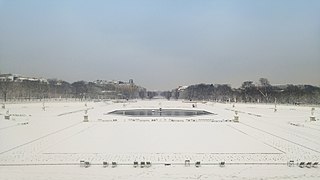 Jardin du Luxembourg sous la neige, à Paris, vu depuis le palais du Luxembourg.