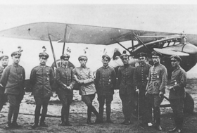 Photo noir et blanc d'un groupe de pilotes devant un avion