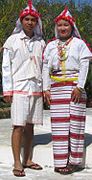 Un couple de Kayăn Lahta en tenue traditionnelle.