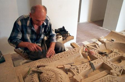 Artiste réalisant un khatchkar, Idjevan.