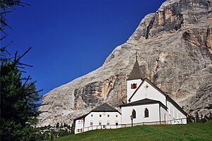 Das Hospiz links neben der Heilig-Kreuz-Kirche