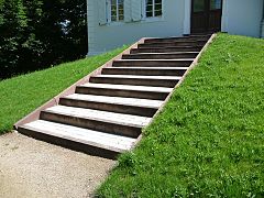 Treppe vom Westflügel zum Schlosspark