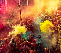 Holi à Nandgaon, Uttar Pradesh (en), une localité célèbre pour cette fête, qui y a lieu au cours d'un festival de 10 jours. Mars 2022.