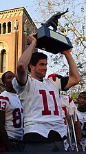 A picture of Matt Leinart holding his Heisman trophy.