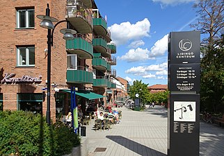 Lidingö centrum, Stockholmsvägen österut.