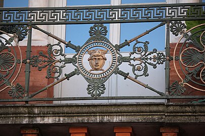 Détail du garde-corps du balcon.