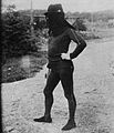 ז'ורז' דמניי בתלבושת קטיפה שחורה ועליה מסומנים מפרקי הגוף ואבריו בקווים ובנקודות זוהרים איתם צילם מארה את "מסלול השלדים", 1883