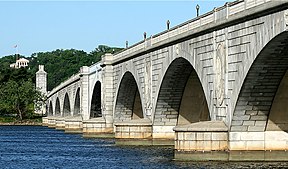 Memorial Bridge mit dem Nationalfriedhof Arlington und dem Arlington House im Hintergrund