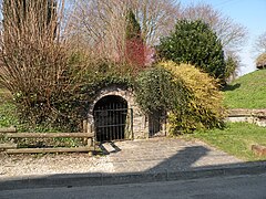 Ancienne fontaine à Montagny Prouvaire.