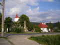 Blick auf die Kirche im Ort