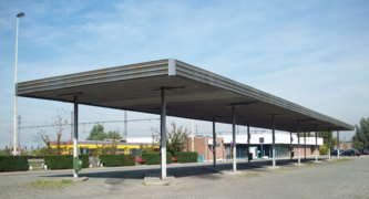 Gare routière et bâtiment de la gare.