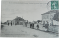 Carte postale ancienne avec personnages montrant à droite un hôtel et après le carrefour un café