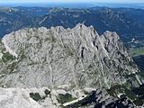 Ansicht vom Jubiläumsgrat, im Vordergrund das Höllental