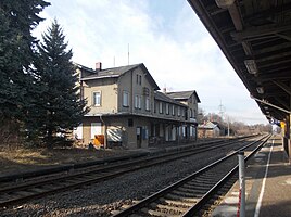 Blick auf das Empfangsgebäude vor der Verlegung der Bahnsteige (2015)