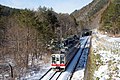 会津鬼怒川線の男鹿高原駅付近を走る電車。 （2011年12月21日）