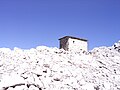 Verfallene Zollwachhütte auf 2271 m kurz unter dem Drusator auf österreichischer Seite